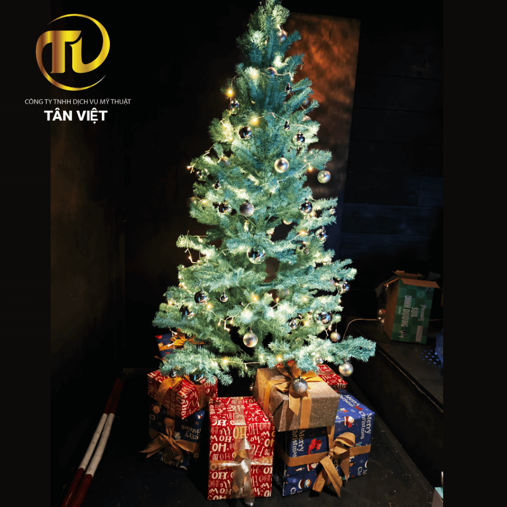 Trang trí cây thông noel tại quán bar